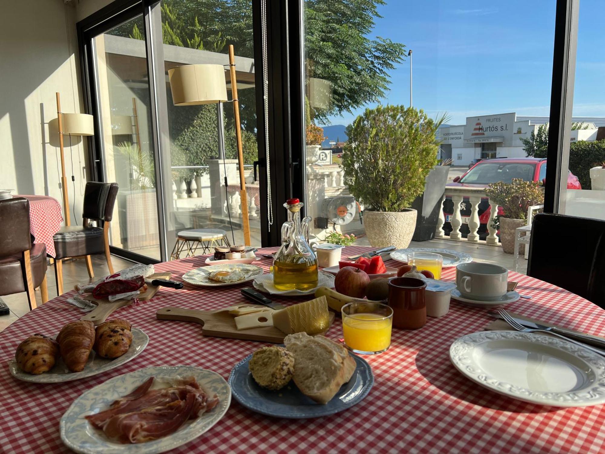 Hotel & Restaurant Figueres Parc Los Hostalets de Llers 외부 사진
