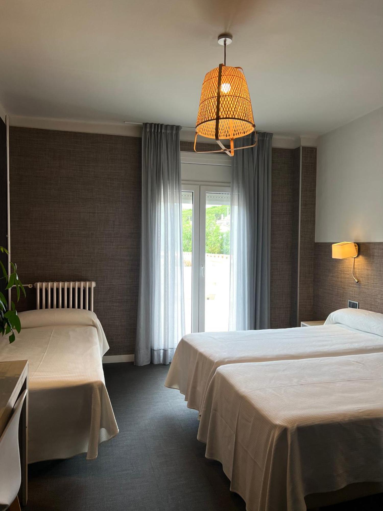 Hotel & Restaurant Figueres Parc Los Hostalets de Llers 외부 사진