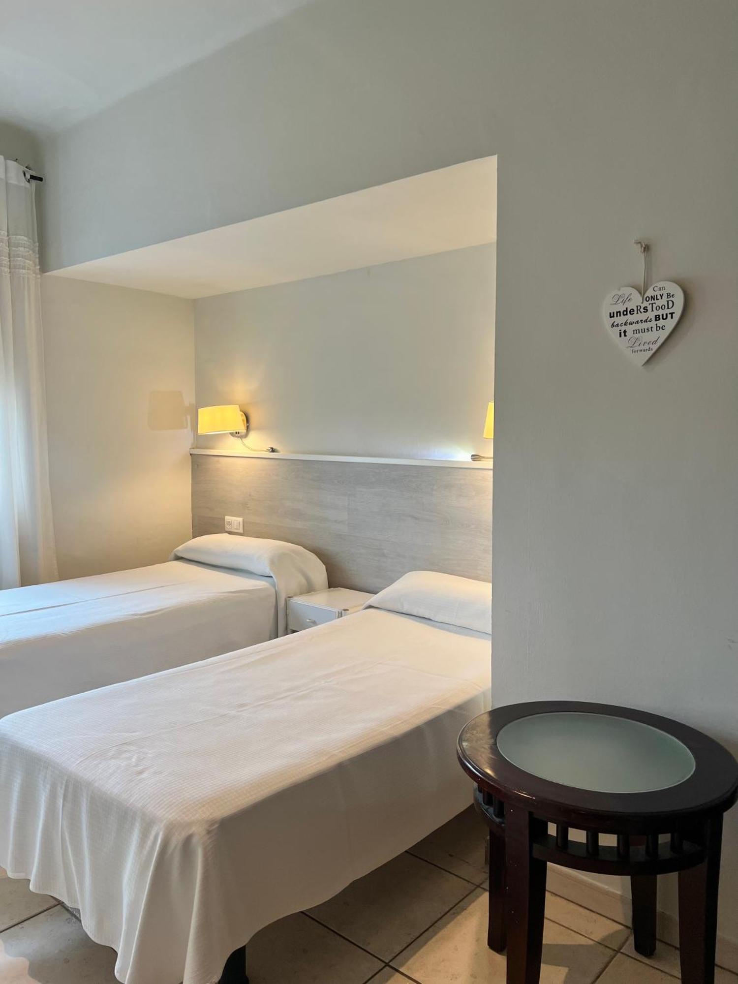 Hotel & Restaurant Figueres Parc Los Hostalets de Llers 외부 사진
