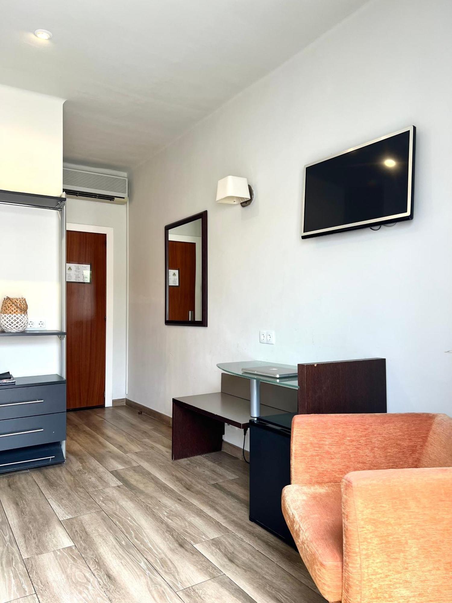 Hotel & Restaurant Figueres Parc Los Hostalets de Llers 외부 사진