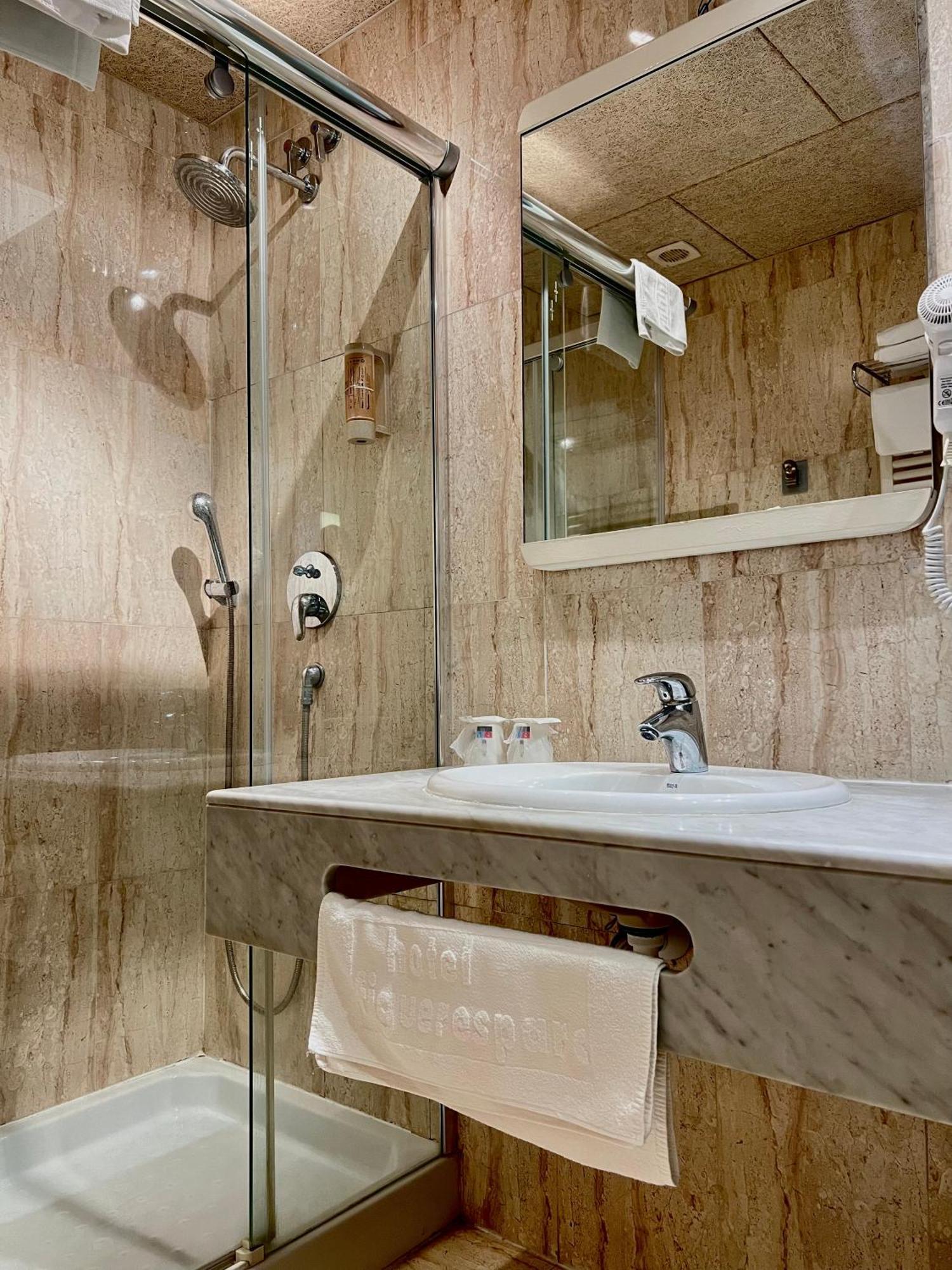Hotel & Restaurant Figueres Parc Los Hostalets de Llers 외부 사진