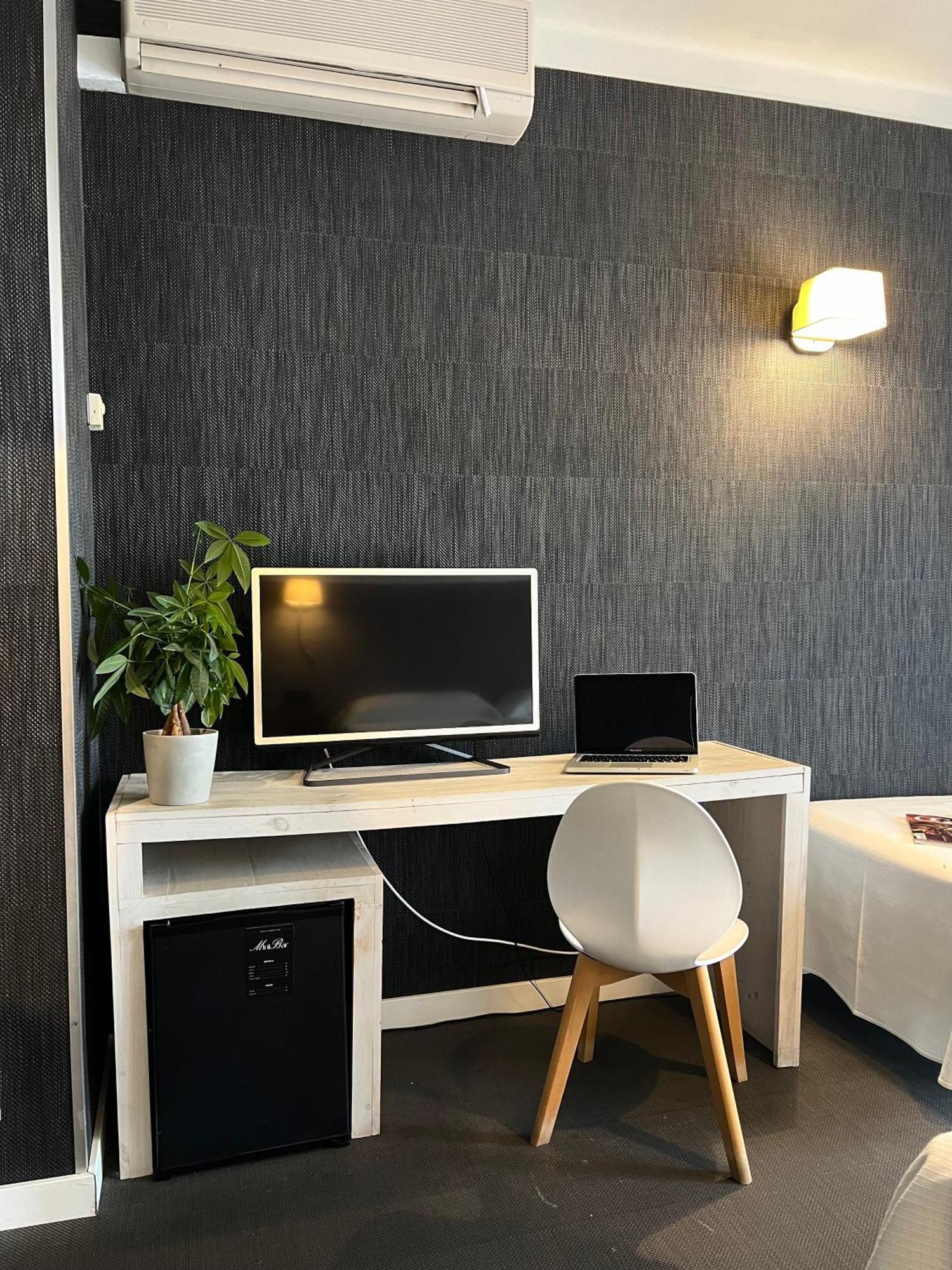 Hotel & Restaurant Figueres Parc Los Hostalets de Llers 외부 사진