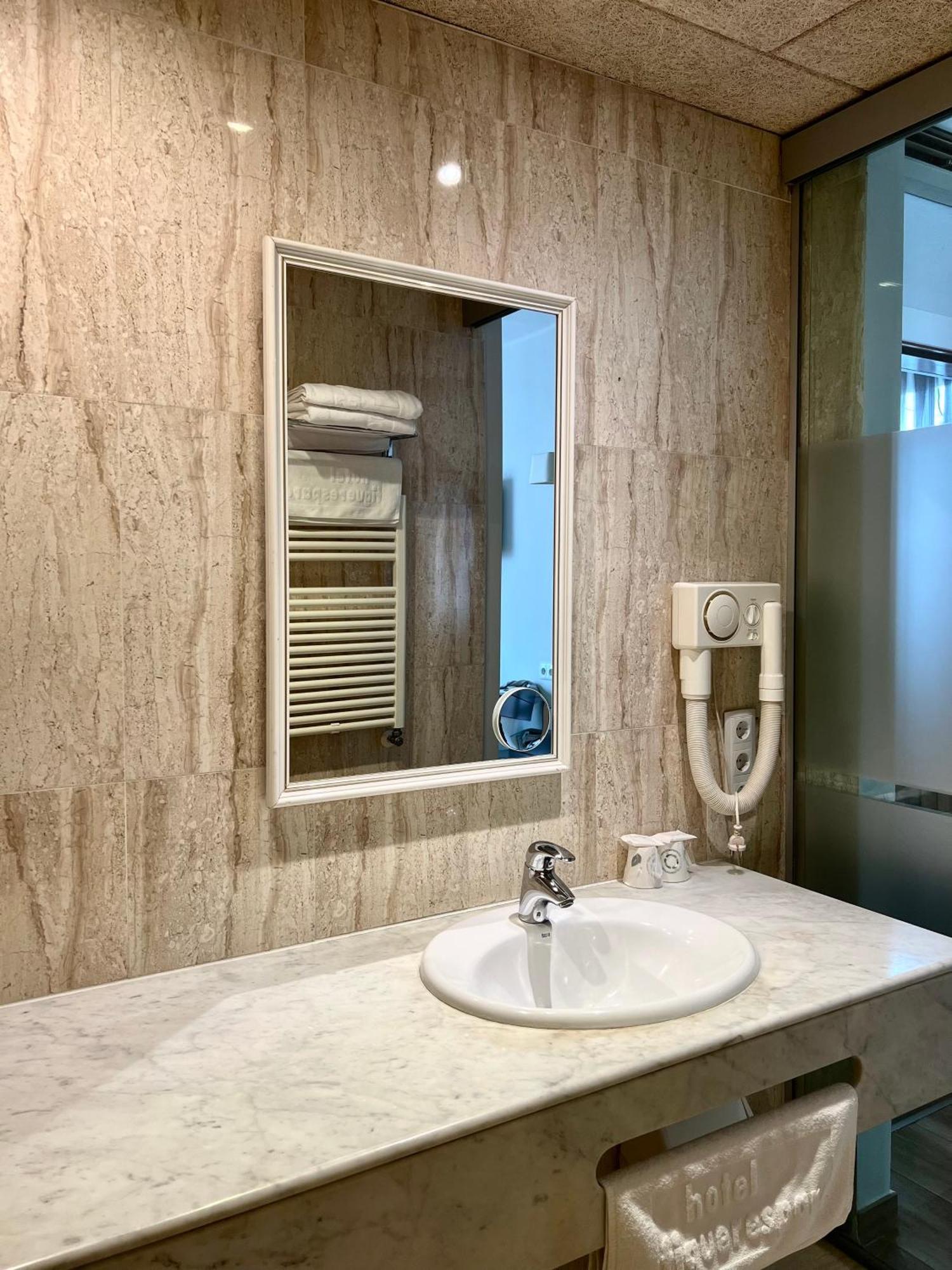 Hotel & Restaurant Figueres Parc Los Hostalets de Llers 외부 사진